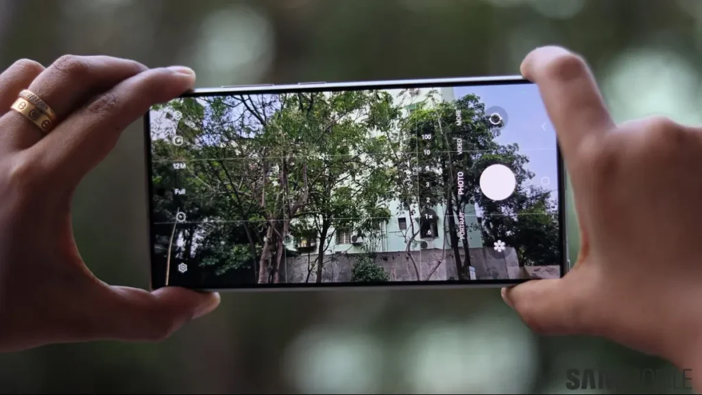 Galaxy AI Photo Assist makes real-time suggestions on corrections