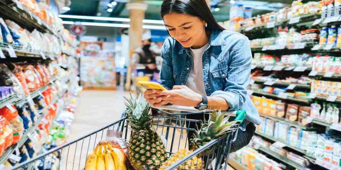 AI retail personalization improves recommendations, virtual assistants, and smart inventory in U.S. stores.