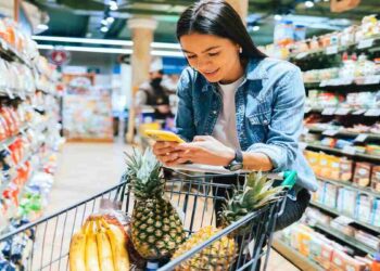 AI retail personalization improves recommendations, virtual assistants, and smart inventory in U.S. stores.