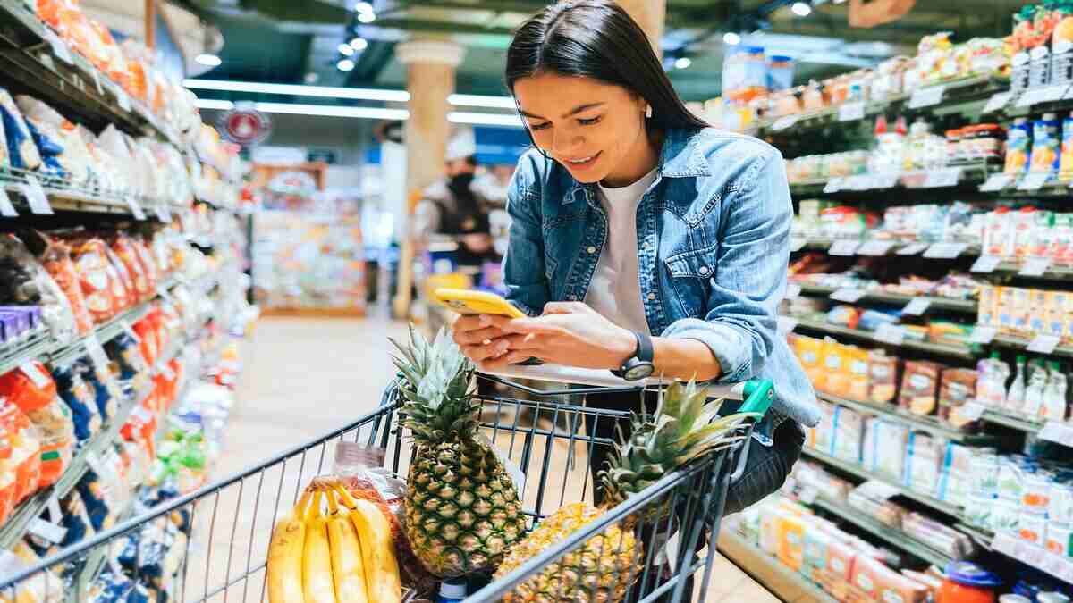 AI retail personalization improves recommendations, virtual assistants, and smart inventory in U.S. stores.