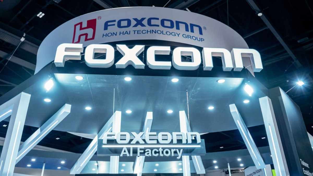 Foxconn AI server production line with workers assembling high-performance computing equipment for global distribution.