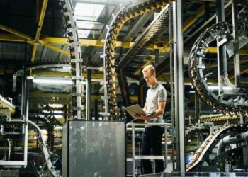 AI-powered U.S. factory floor with smart machines, predictive maintenance systems, and autonomous robots driving efficiency.