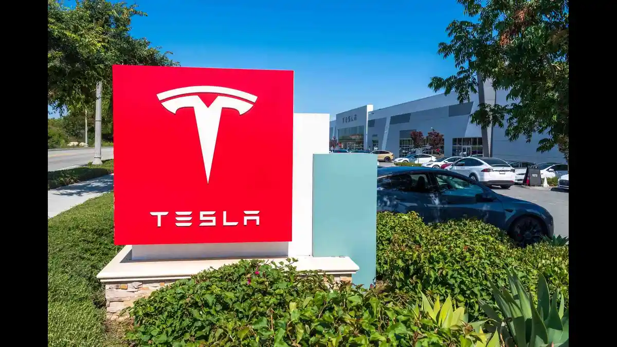 Tesla shifts focus to humanoid Optimus robots as 2025 earnings fall 30% and stock trades at 155x valuation
