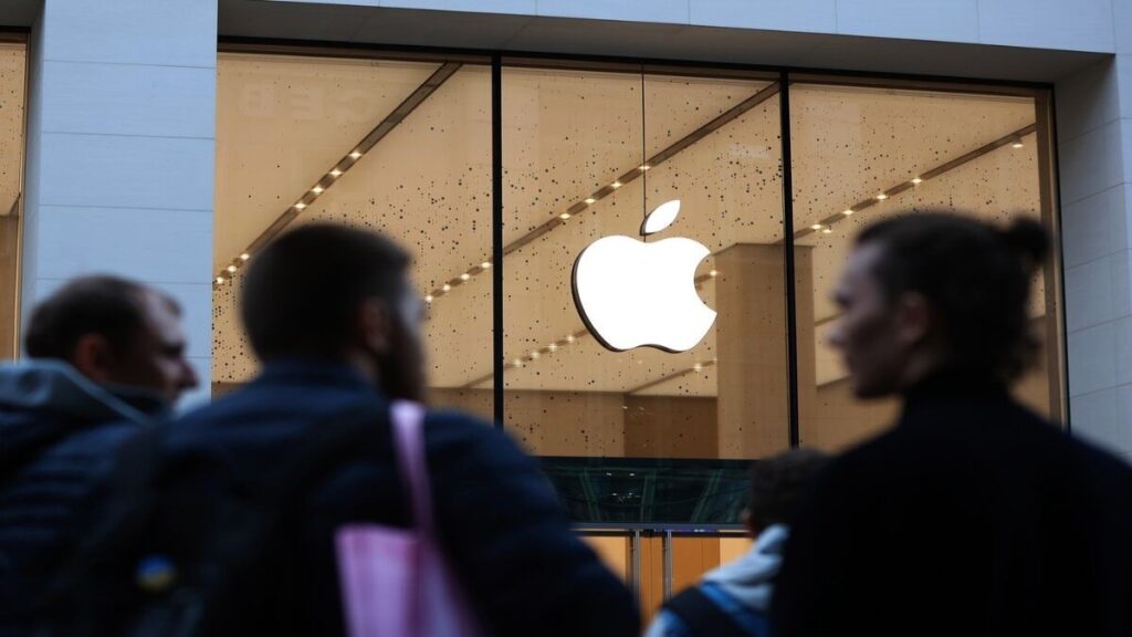 Apple AI executive Robby Walker discusses his role and upcoming departure from the company amid shifting AI strategies.