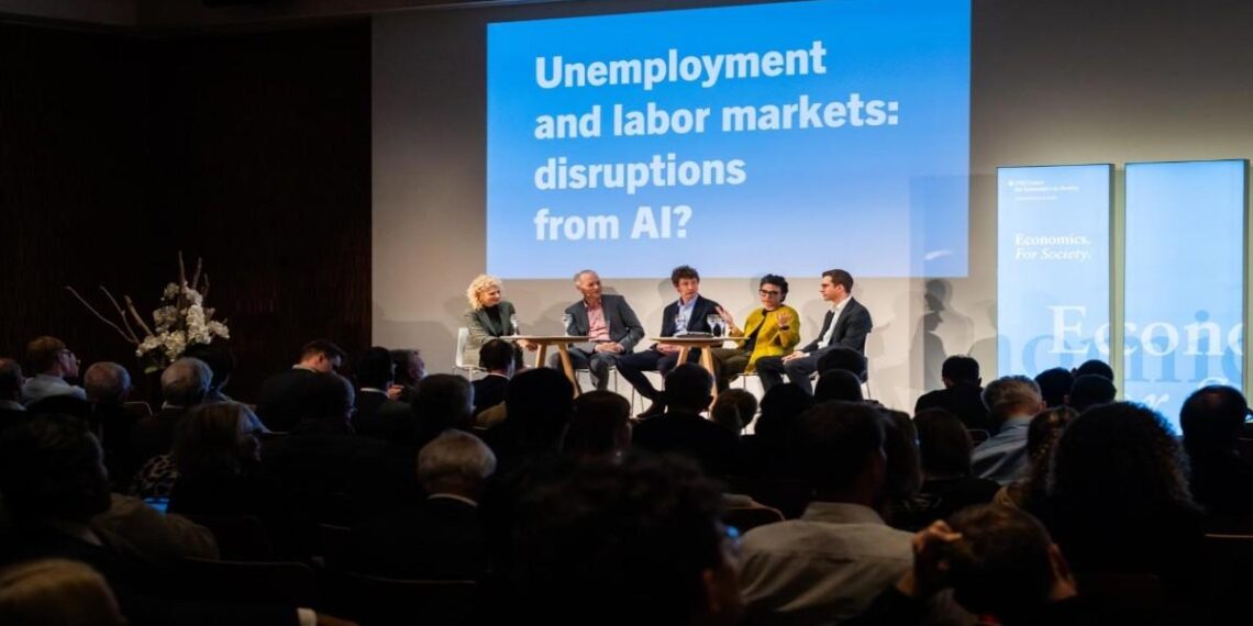 Home 52 % Home Graph depicting U.S. labor market trends with job growth slowing and AI influencing selective industries.