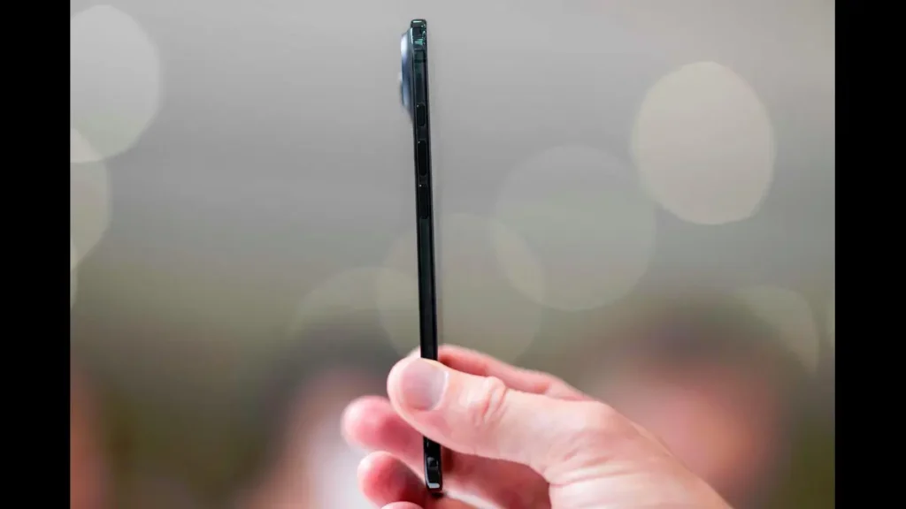 The device is 5.5mm thick only, and it includes a change of design to the premium level, at the same time being capable of providing up to 40 hours of video play.